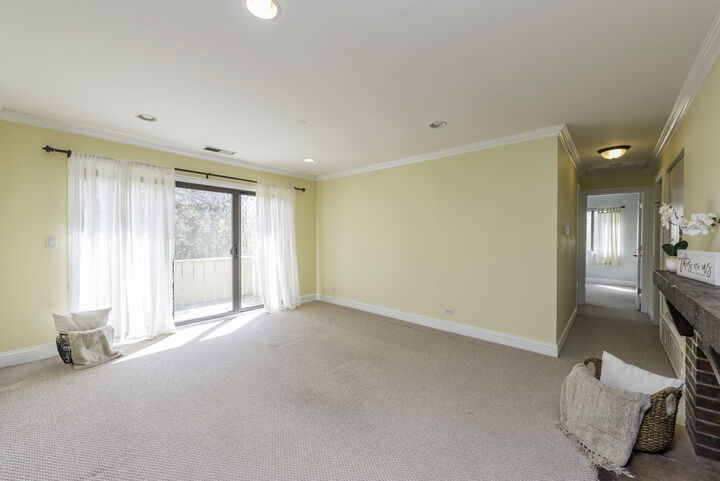 Property Photo:  5227 Rockpointe Court 5227  IL 60031 