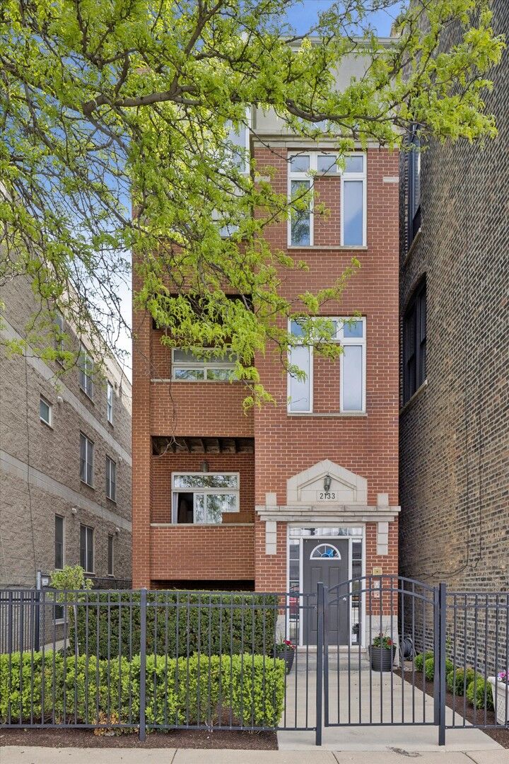 Property Photo:  2133 N Southport Avenue 1  IL 60614 