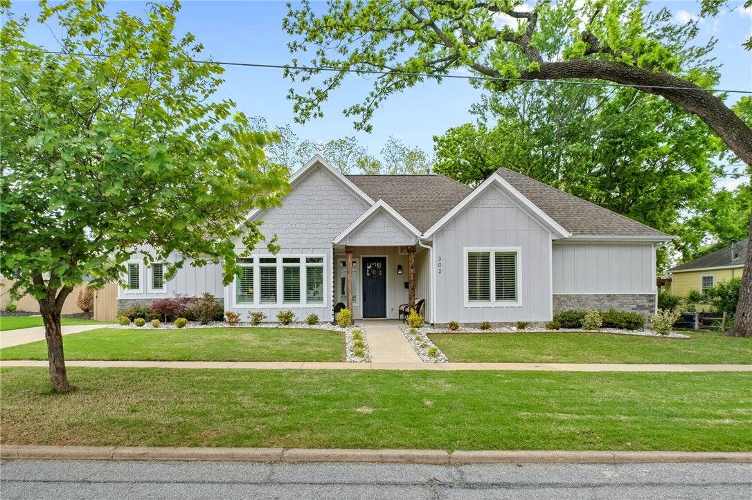 Property Photo:  302 SW E Street  AR 72712 