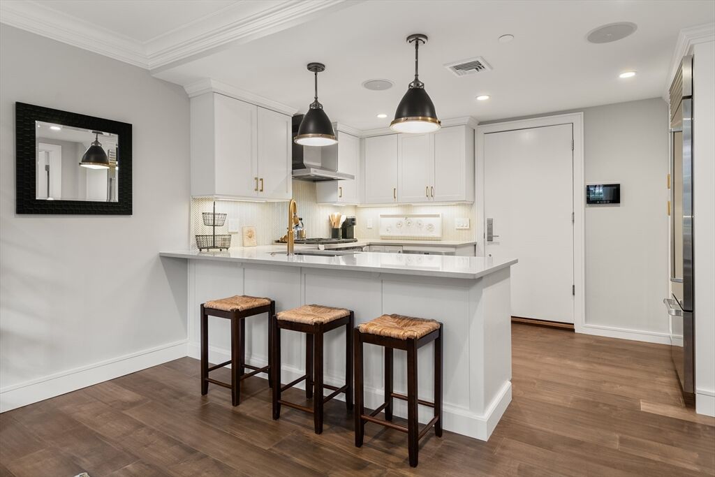 Property Photo:  11 Exeter Street 2  MA 02116 
