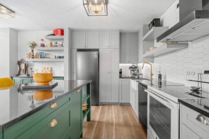 Property Photo:  1202 13 Avenue SW 704  AB T3C 0T1 