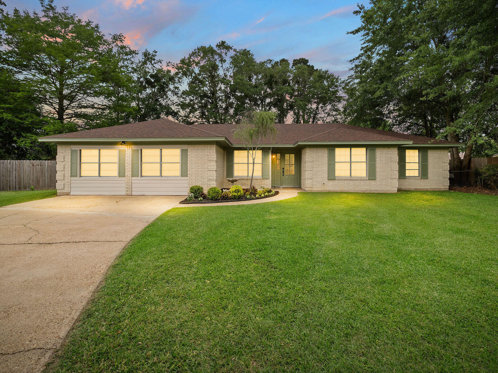 Property Photo:  2030 Glenhaven  LA 70634 