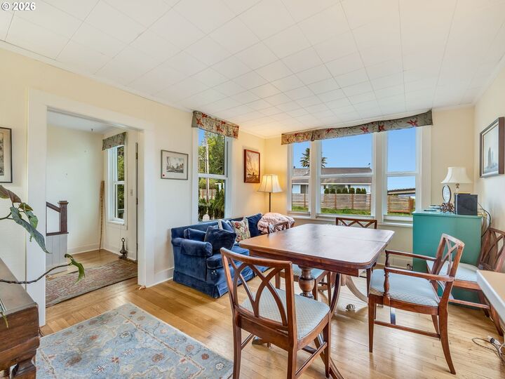 Property Photo:  240 Lincoln St  OR 97103 