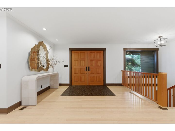 Property Photo: 6200 SW Round Hill Way OR 97221