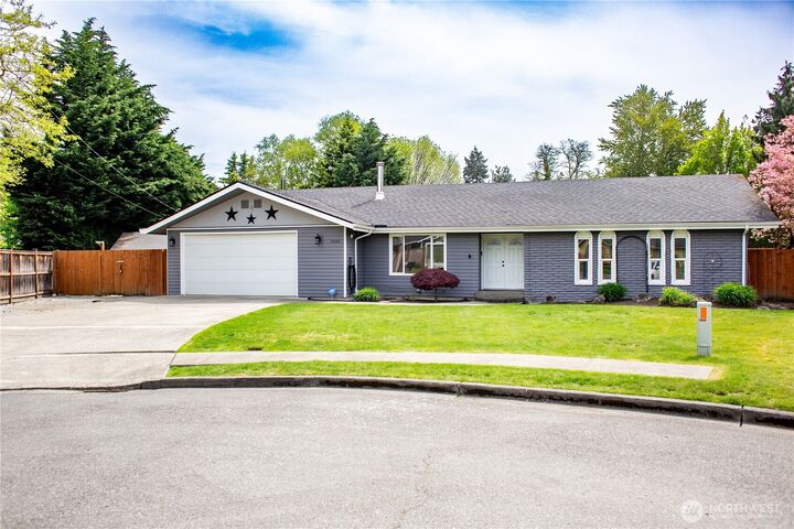 Property Photo:  3949 SE 10th Place  WA 98058 