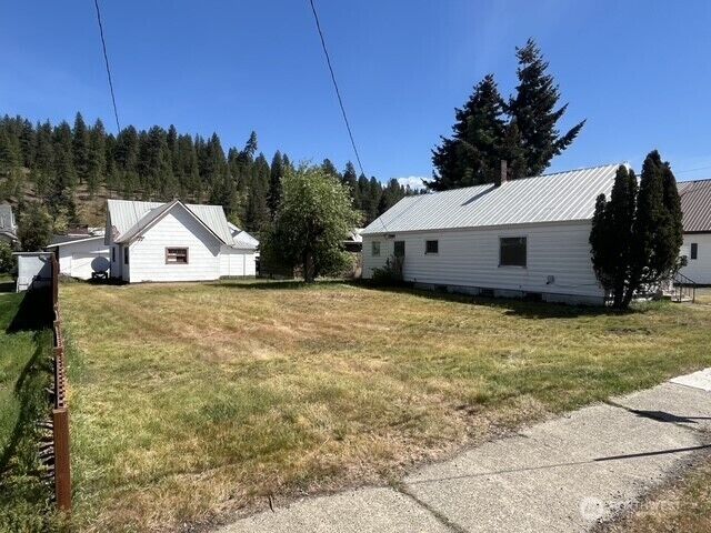Property Photo:  305 E Second Street  WA 98922 