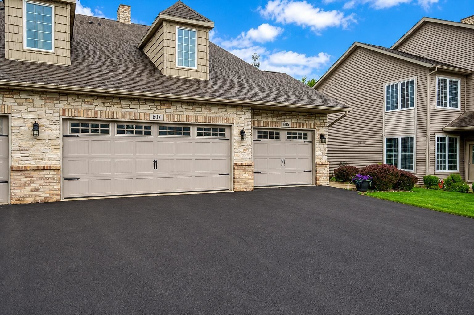 Property Photo:  607 Queens Court  IL 61072 