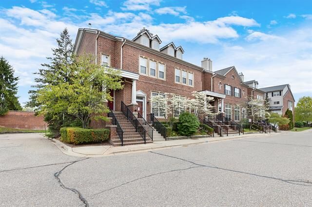 Property Photo:  16992 Farmington Road  MI 48154 