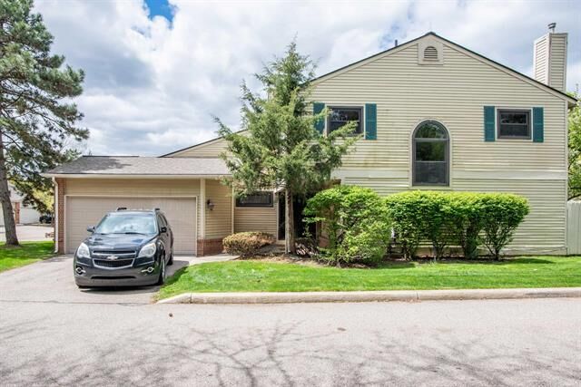 Property Photo:  5679 Drake Hollow Drive  MI 48322 
