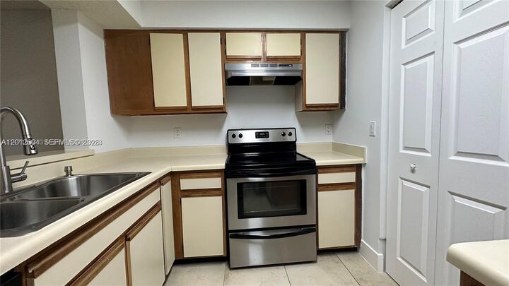 Property Photo: 1243 SW 46th Ave 1111 FL 33069