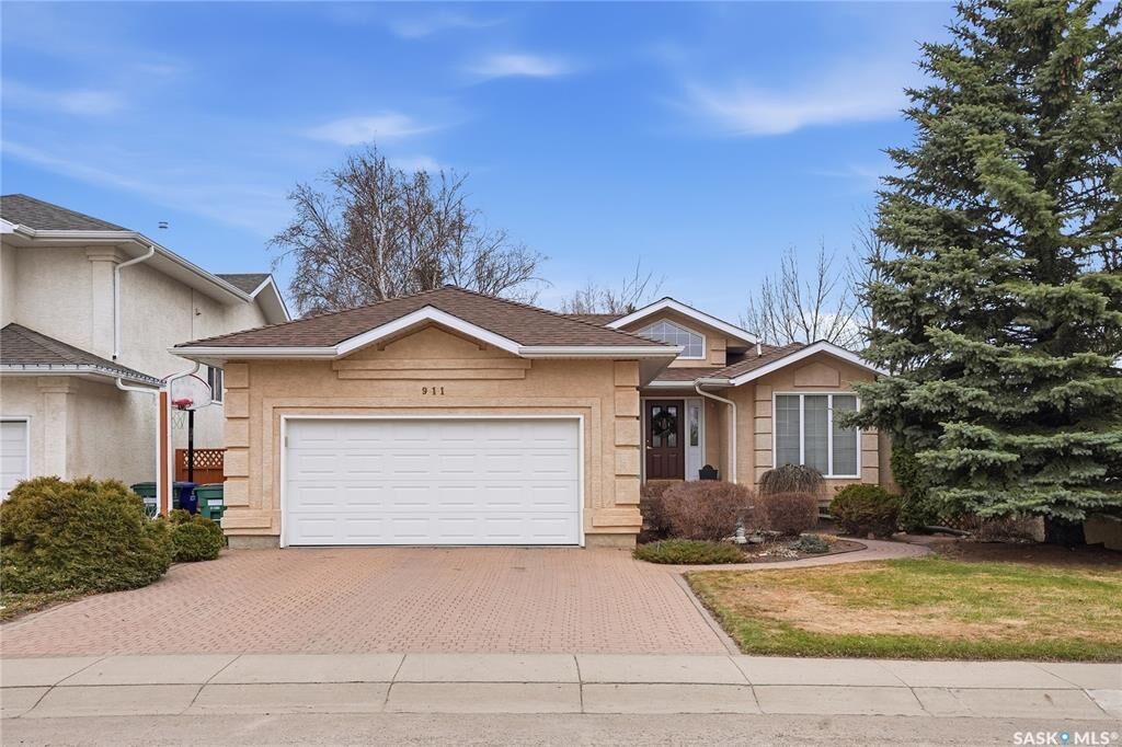Property Photo:  911 Chotem Crescent  SK S7N 4N3 