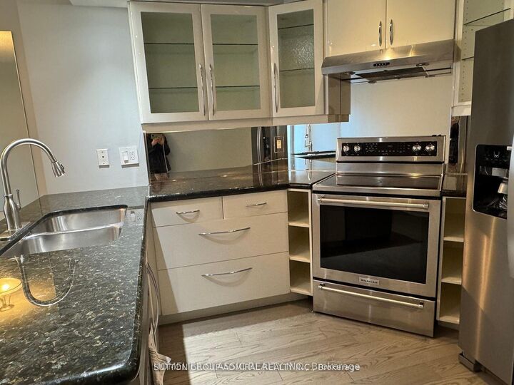 Property Photo:  909 Bay Street 905  ON M5S 3G2 