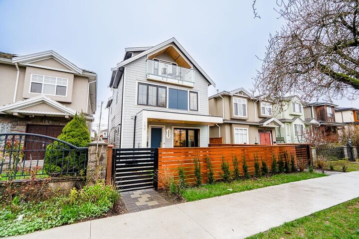 Property Photo: 150 E 51st Avenue 1 BC V5X 1C3