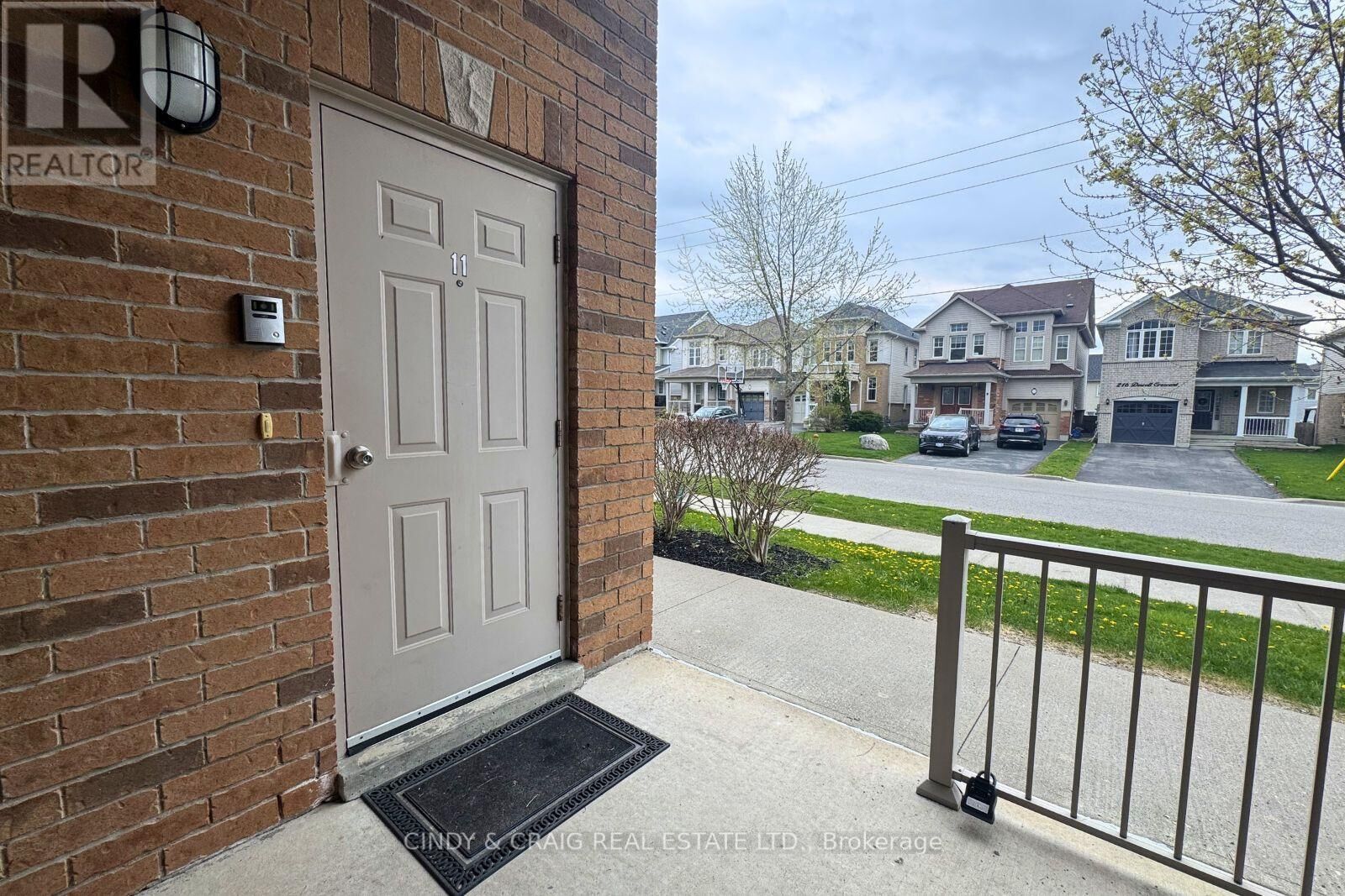 Property Photo:  15 Rosswell Drive 11  ON L1E 0B9 