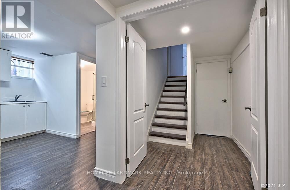 Property Photo:  2 Crayford Drive Lower  ON M1W 3B6 