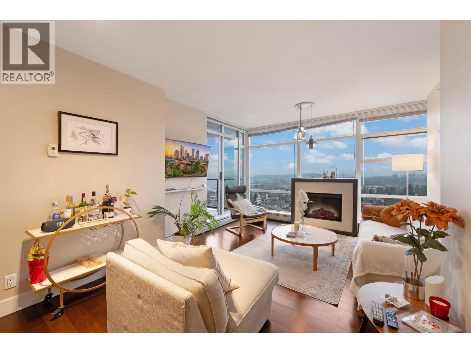 Property Photo:  1320 Chesterfield Avenue 1304  BC V7M 0A6 