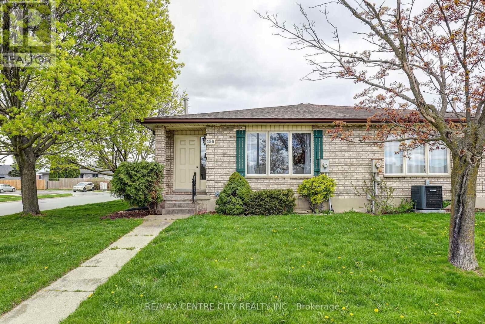 Property Photo:  456 Wellington Street  ON N5R 5X8 