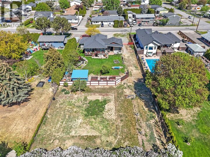 Property Photo:  2029 Parkcrest Avenue  BC V2B 4X2 