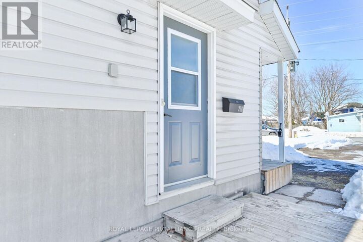 Property Photo:  25 Metcalfe Street B  ON K8V 6S9 