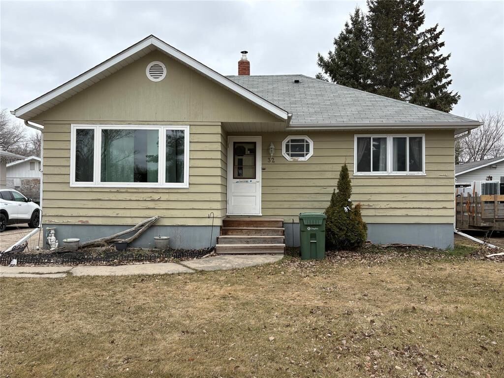Property Photo: 32 7th Avenue Southeast MB R7N 2E1