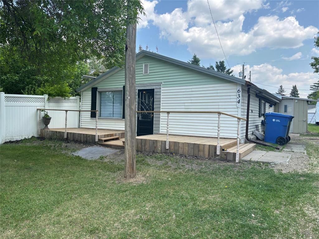 Property Photo:  634 Broadway Avenue  MB R0K 1G0 