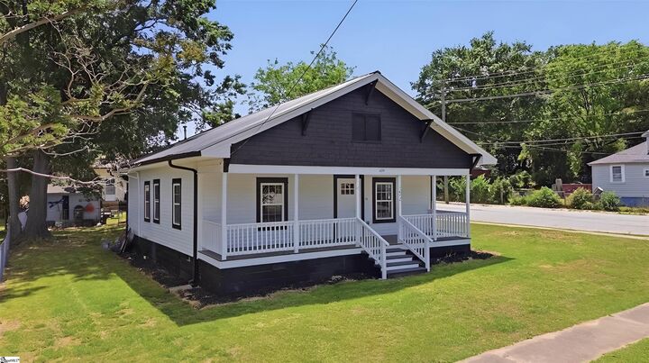 Property Photo:  402 Elm Street  SC 29340 