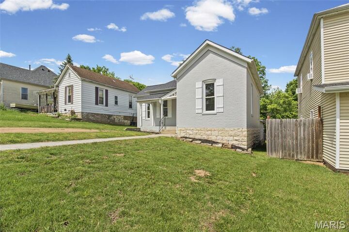 Property Photo:  104 S 4th  MO 63020 