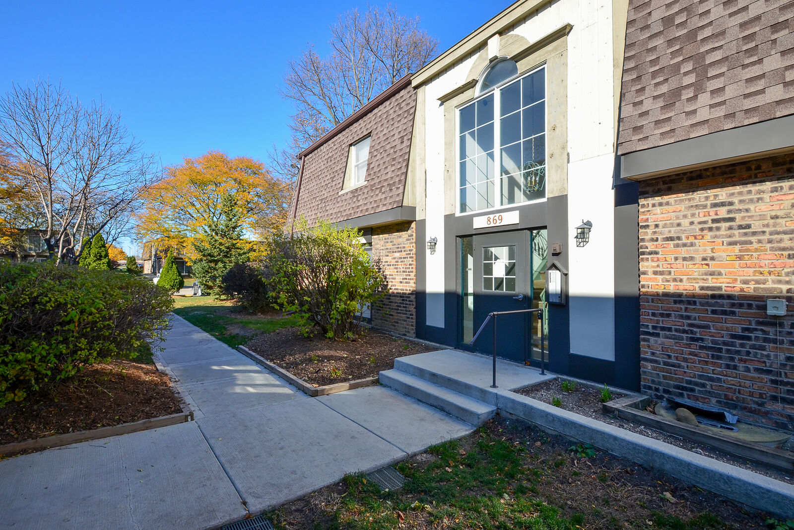 Property Photo:  869 Trace Drive 104  IL 60089 