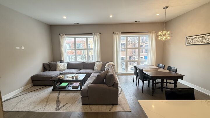 Property Photo:  2930 N Lincoln Avenue 2  IL 60657 