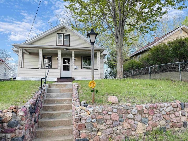 Property Photo:  208 S Leonard St  IA 51103 