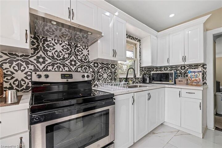 Property Photo:  38 Lake Avenue N  ON L8E 1L3 
