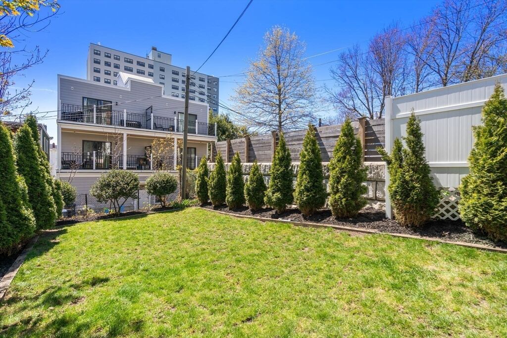 Property Photo:  413 E 7th St 1  MA 02127 
