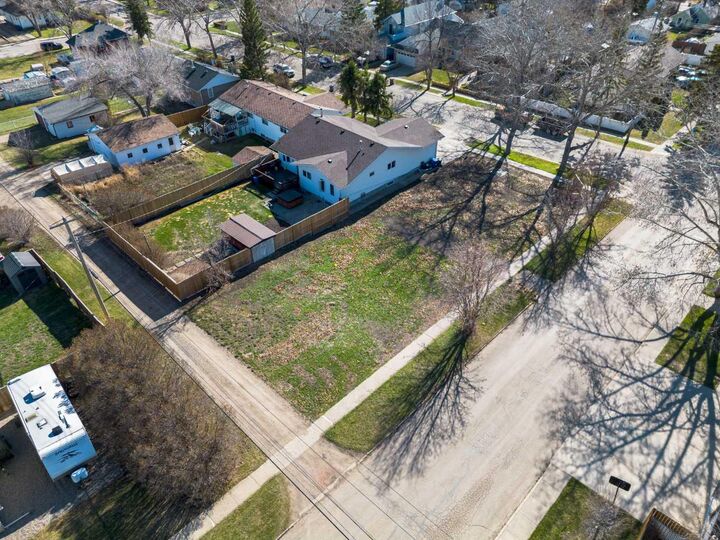 Property Photo:  304 4 Avenue SE  AB T0M 2A0 