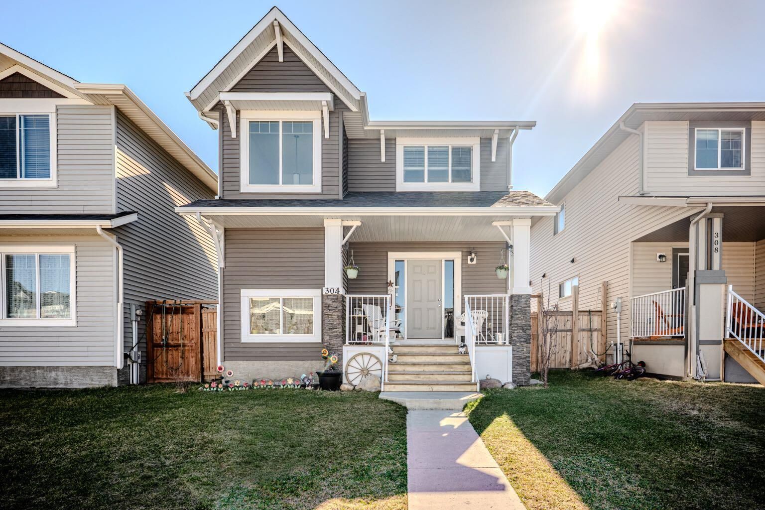 Property Photo:  304 Willow Street  AB T4C 0Y9 