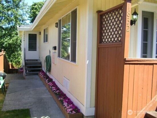 Property Photo:  1834  27th Avenue A  WA 98122 