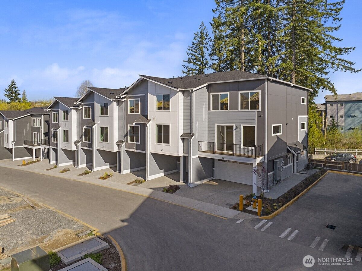 Property Photo:  16823  Alder Way J8  WA 98037 