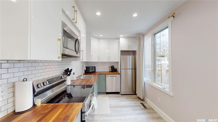 Property Photo:  1232 2nd Avenue N  SK S7K 2E4 