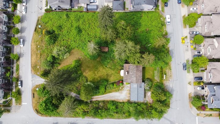 Property Photo: 3417 E Roxton Avenue BC V3B 7M9