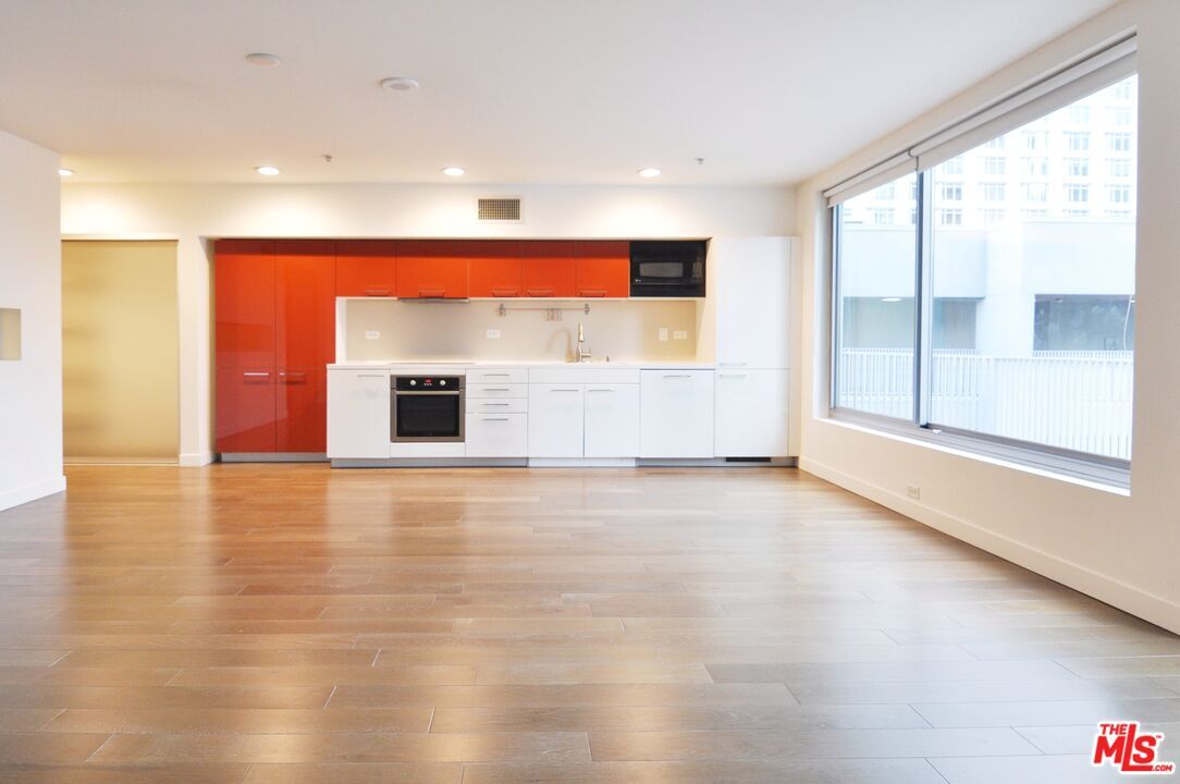 Property Photo:  901 S Flower St  CA 90015 