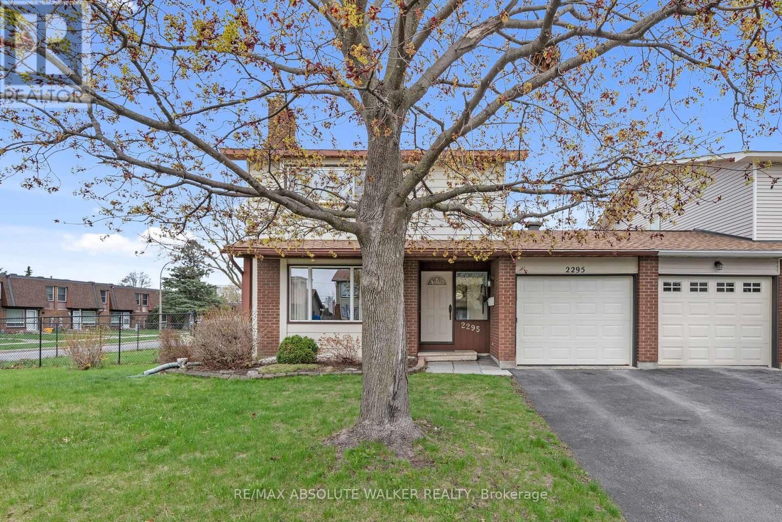 Property Photo:  2295 Cotters Crescent  ON K1V 8Y7 
