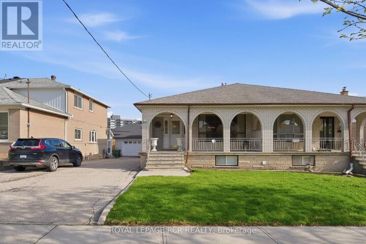 Property Photo:  39 Dovehouse Avenue  ON M3J 1A3 