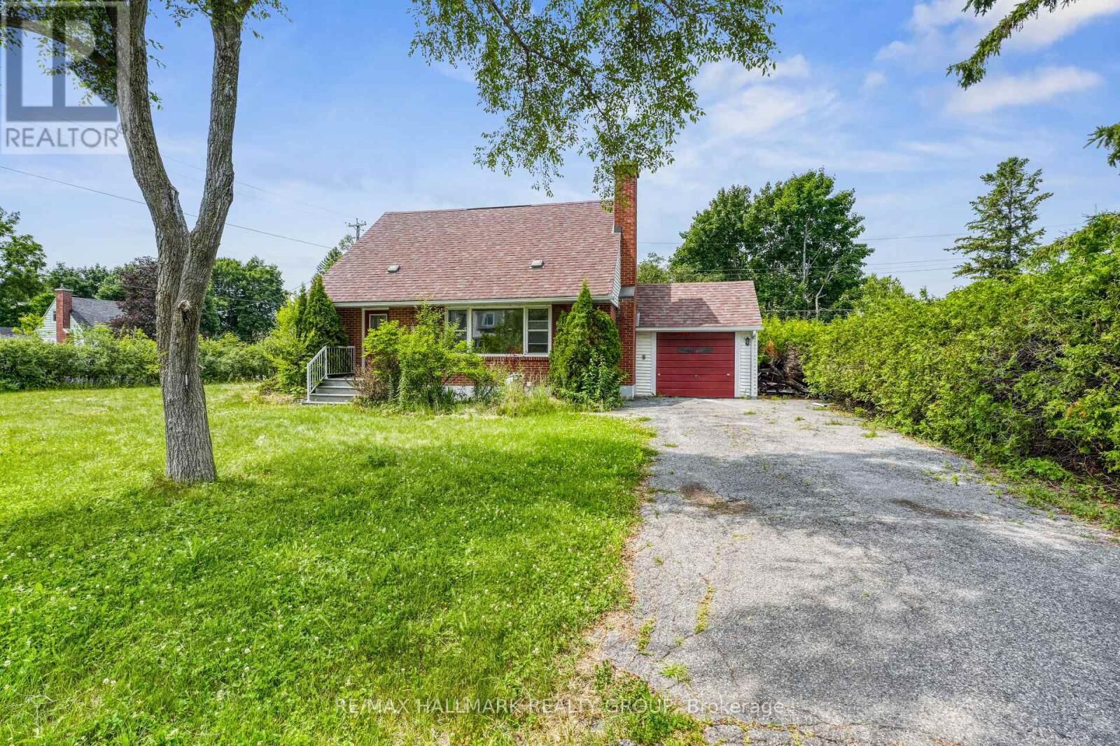 Property Photo:  223 Sanford Avenue  ON K2C 0G1 