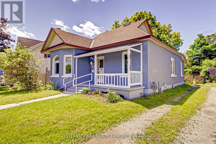 Property Photo:  304 Innisfil Street  ON L4N 3G3 