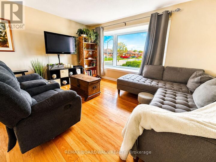 Property Photo:  625 Clarke Avenue  ON K1K 0Y6 