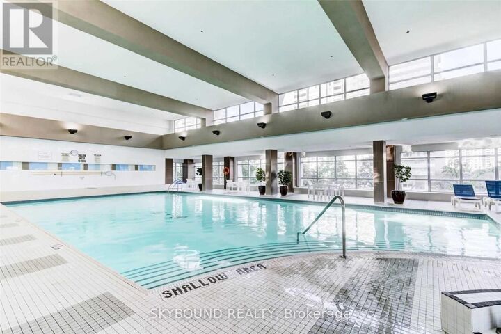 Property Photo:  33 Elm Drive West 807  ON L5B 4L2 