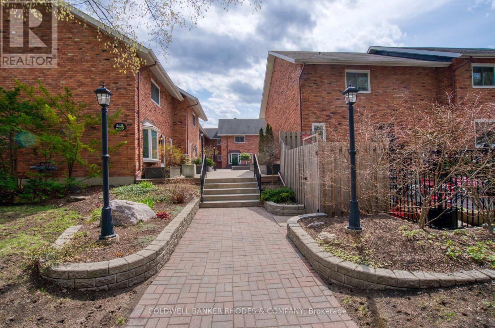 Property Photo:  215 Mackay Street 9  ON K1M 2B6 