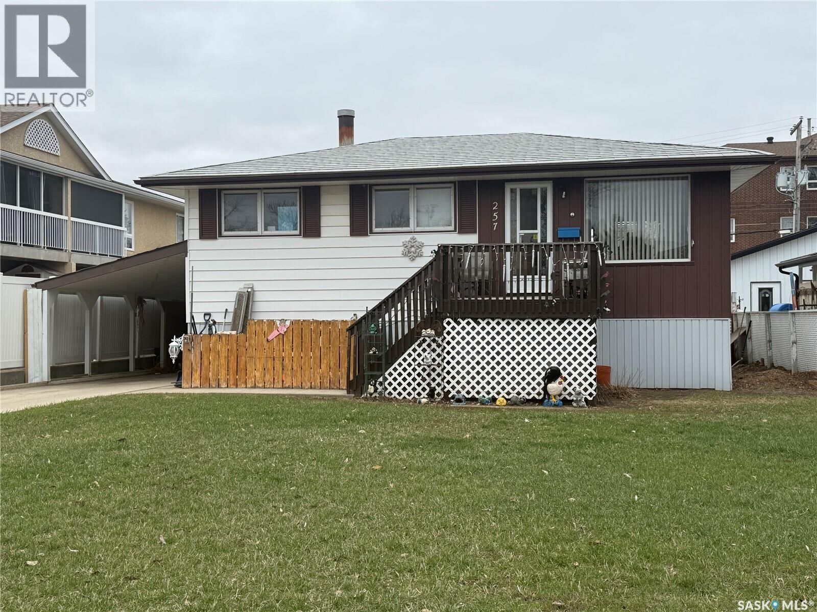 Property Photo:  257 Hochelaga Street E  SK S6H 0N9 