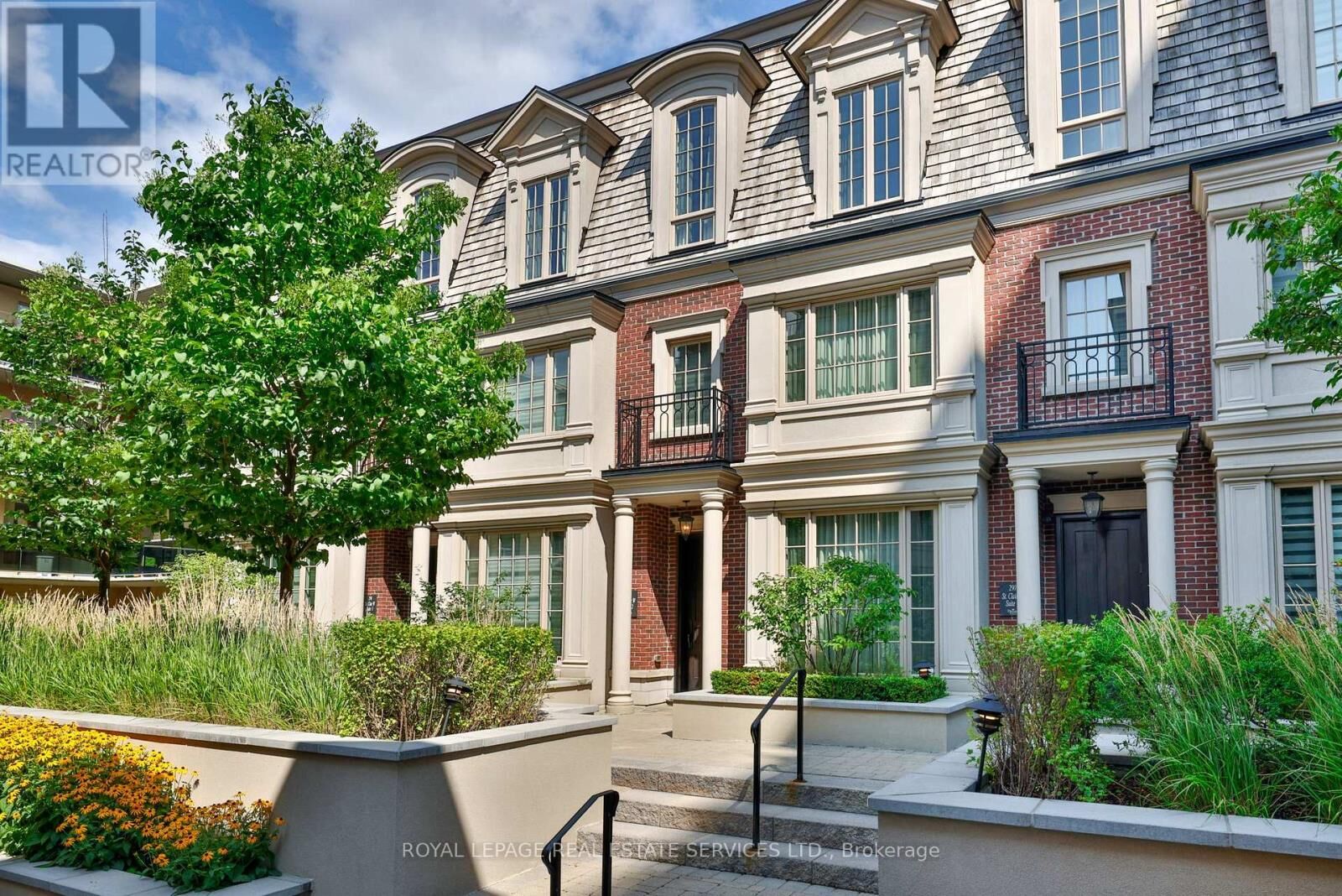 Property Photo:  290 St Clair Avenue West Th2  ON M4V 1S3 