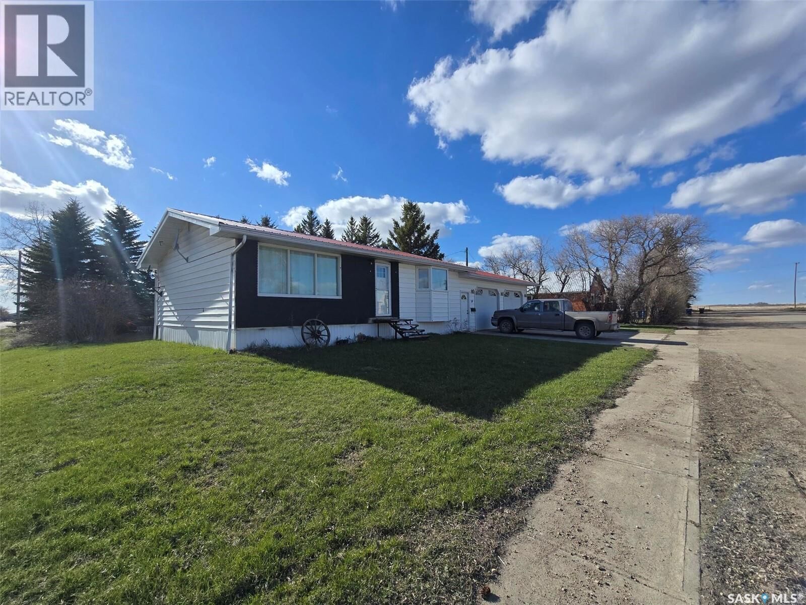 Property Photo:  50 2 Avenue E  SK S0G 3M0 