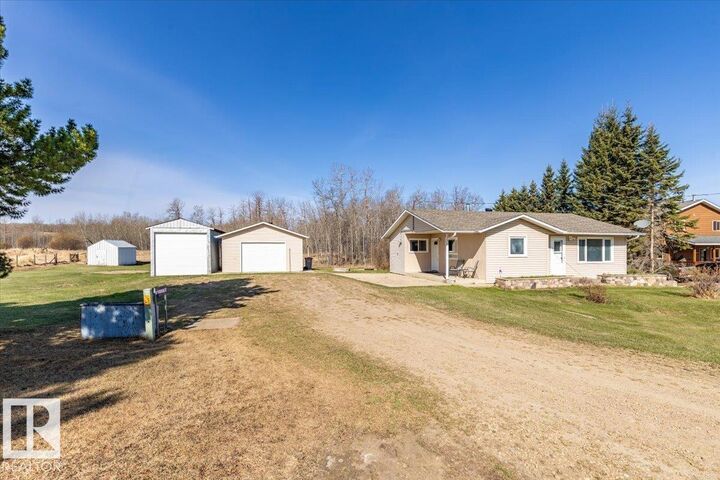 Property Photo:  417 Swedberg Street  AB T0C 2V0 